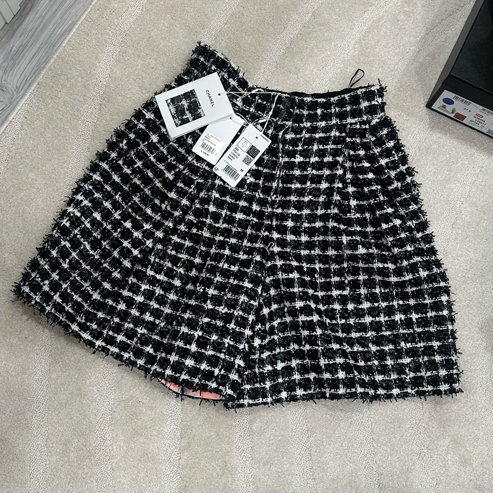 BNWT CHANEL 20S Tweed Long Shorts 38